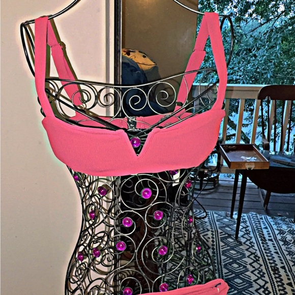Elegant Pink Ribbed Women's Bralette